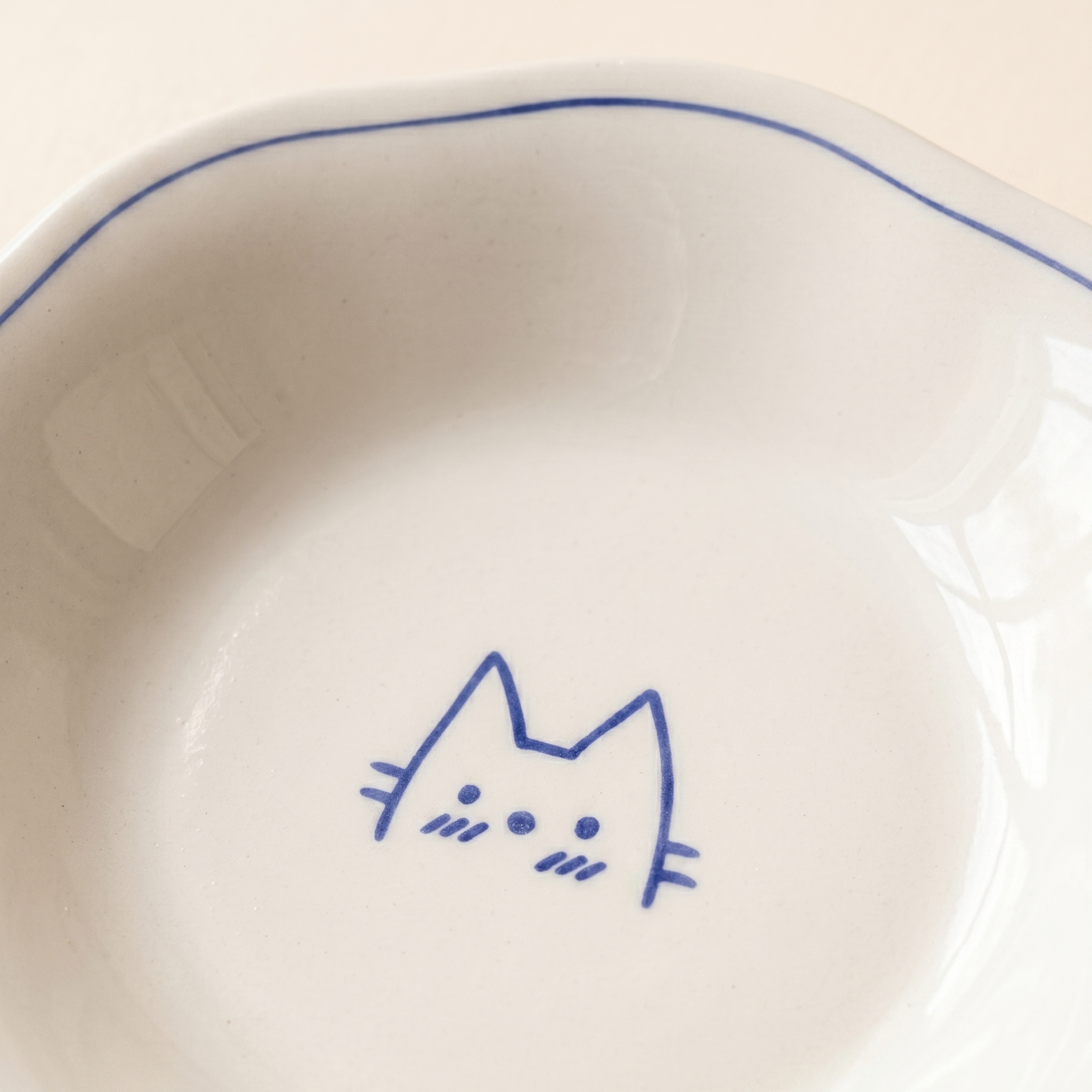 Blue Line Kitten Plate 7.8 inch detail - MoriMori Home