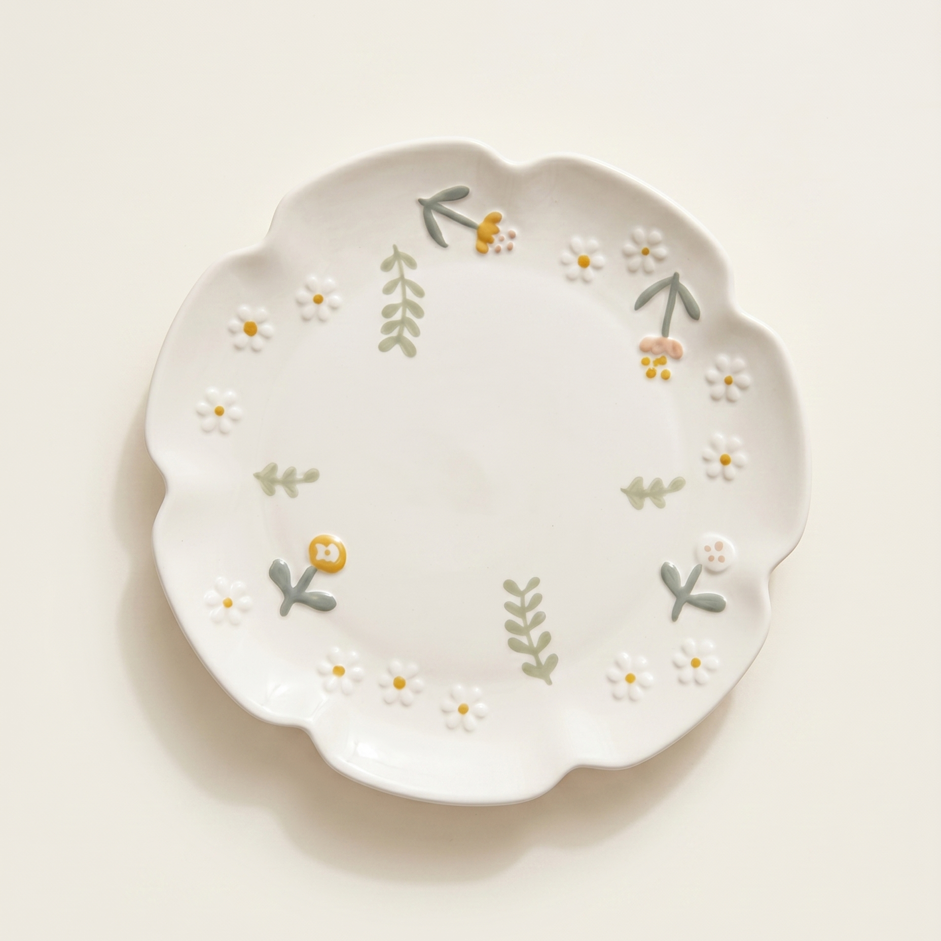 Daisy Ceramic Shallow Plate 8.5 inch scalloped petal rim - MoriMori Home