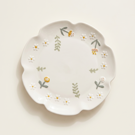 Daisy Ceramic Shallow Plate · 8.5"