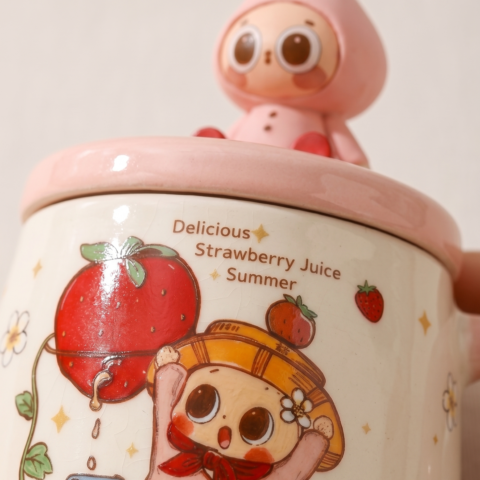 Pipo Strawberry Ceramic Cup with Lid Blush detail - MoriMori Home